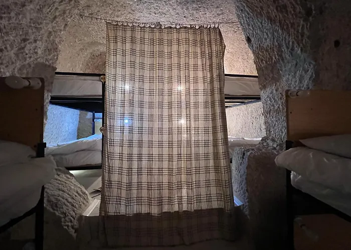 Center Cave 招待所